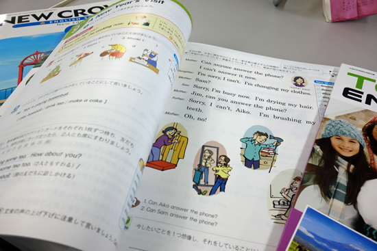 中学校の英語の教科書を復習するのが効果的だ。(写真中央は開隆堂出版の教科書「サンシャイン」)