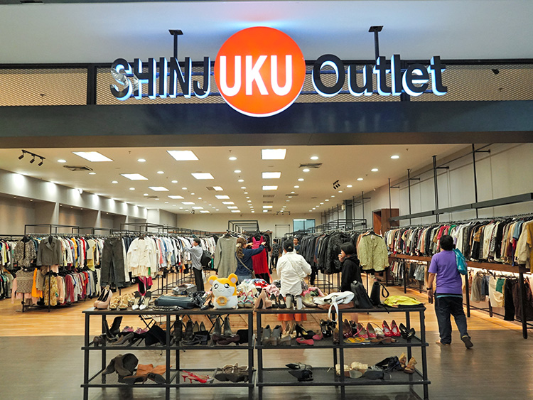 バンコクのショッピングモール内にある古着チェーン「シンジュク・アウトレット」の店舗=浅倉拓也撮影