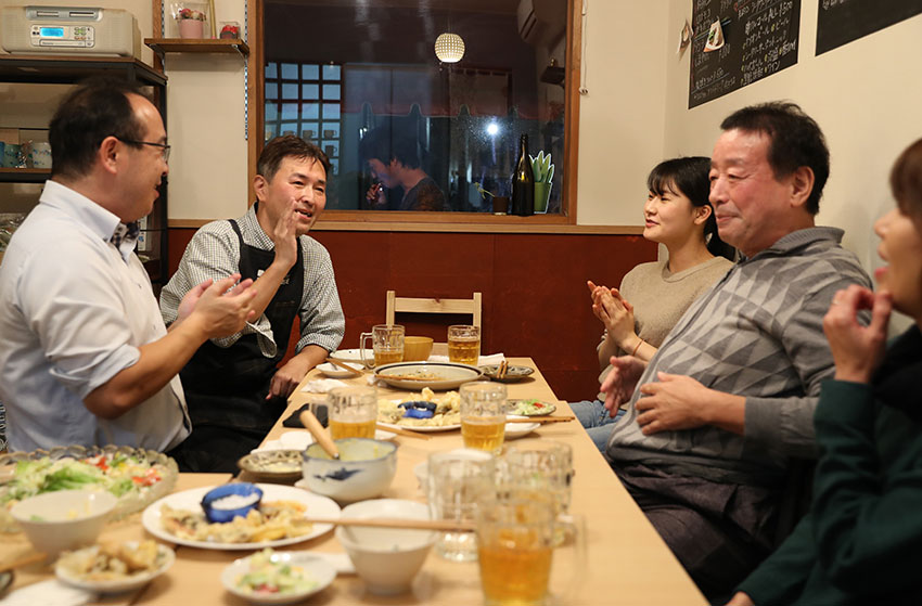 飲み仲間と語り合うひろゆきさん=飯塚悟撮影