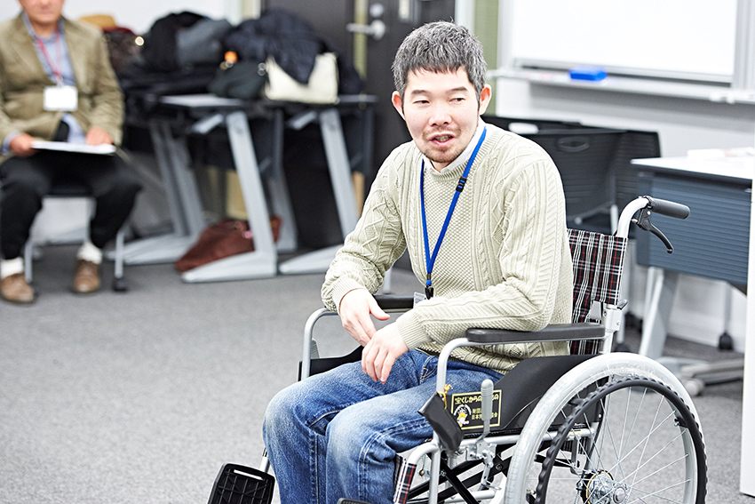 ワークショップでは小道具として車いすを使った