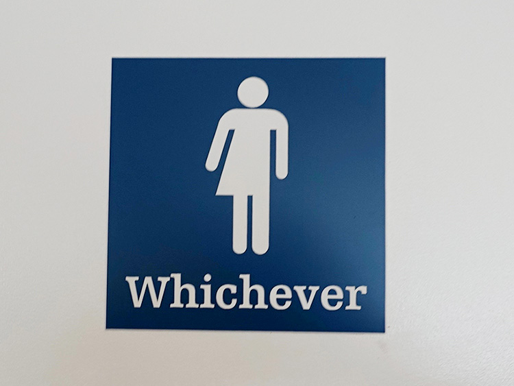 「Whichever (どちらでも)」。シンプルで一言で表現していて、わたしの好きなトイレのサインのデザインのひとつ=グリーンバーグ美穂撮影