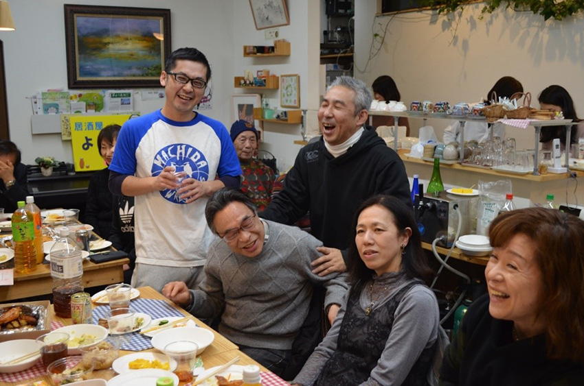 お酒と料理を楽しんで、みな笑顔に=清川卓史撮影