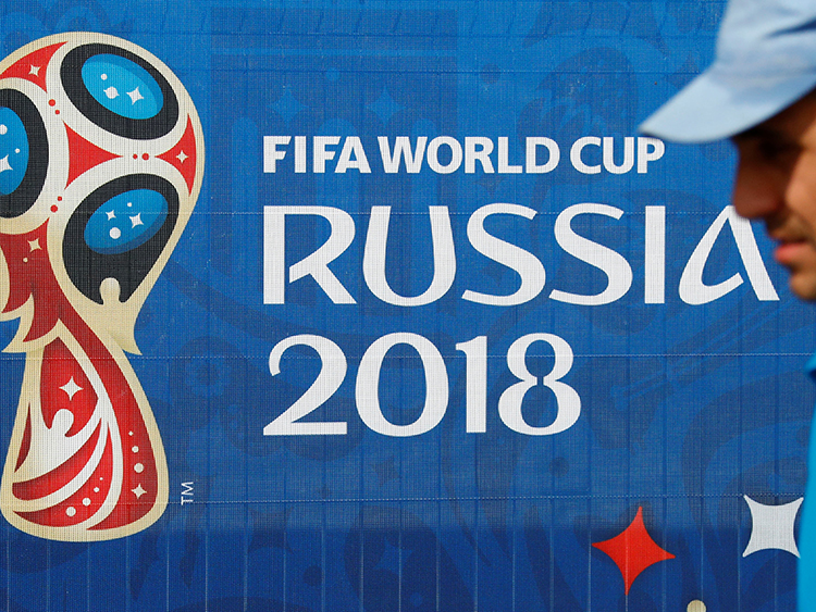 6月12日、サッカーW杯観戦などのためにロシアを訪れる米国民は、犯罪者やロシア政府からハッカー攻撃を受ける恐れがあるため電子機器を持参すべきでない、米当局者が警告。写真は11日、露サンクトペテルブルクで撮影(2018年 ロイター/Fabrizio Bensch)