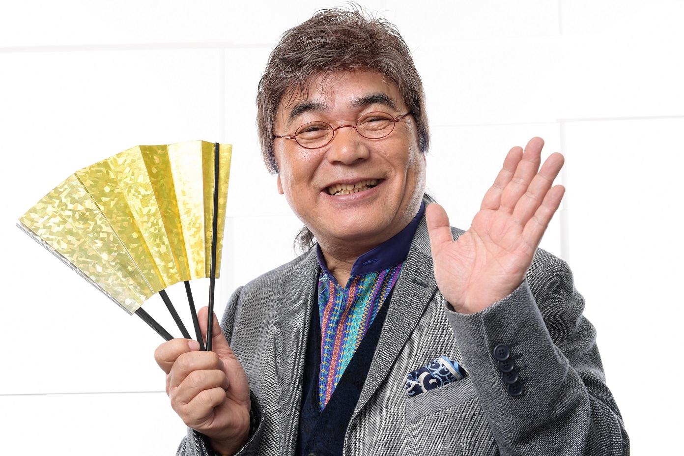 ポーズを決める綾小路きみまろさん=山本和生撮影