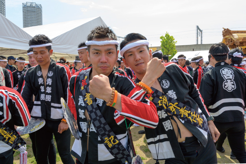 オレンジリングを掲げる青年団幹部メンバー