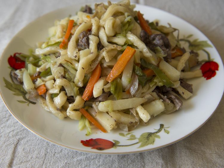 ゆでずに蒸し焼きにするモンゴルのうどん「ツイヴァン」。水が貴重な遊牧民の暮らしの知恵が生きた料理だ=竹内章雄撮影