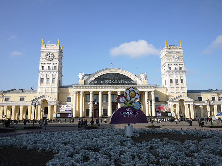 ウクライナ東部ハリコフの鉄道駅。2011年の風景であり、翌2012年のサッカー欧州選手権の開催を控え、まだ希望に溢れていた(撮影:服部倫卓)。