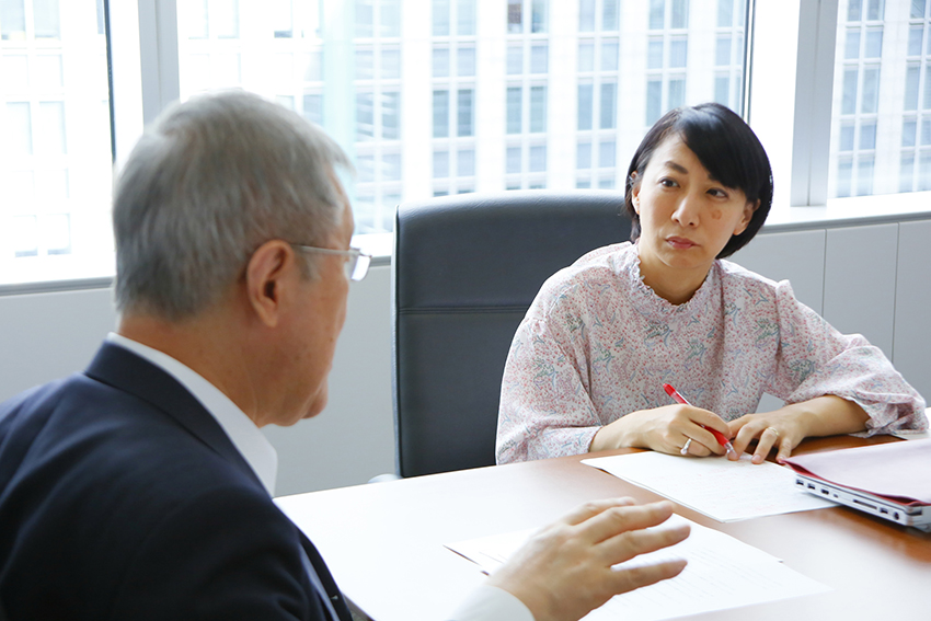 対談する出口治明さんと冨岡史穂編集長