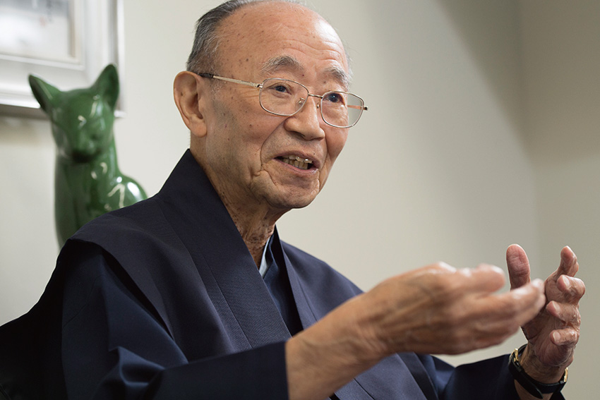 対談する山折哲雄さん