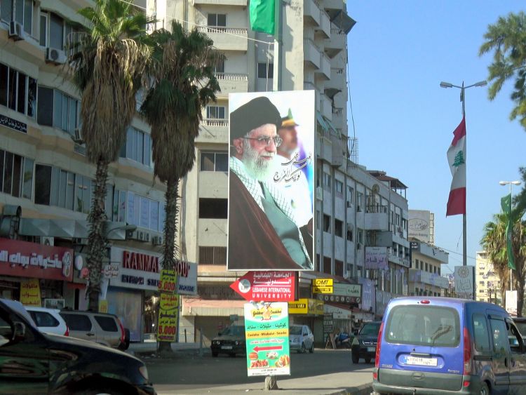 レバノン南部スールの街の入り口に、イランの最高指導者ハメネイ師の肖像画が掲げられていた=村山祐介撮影
