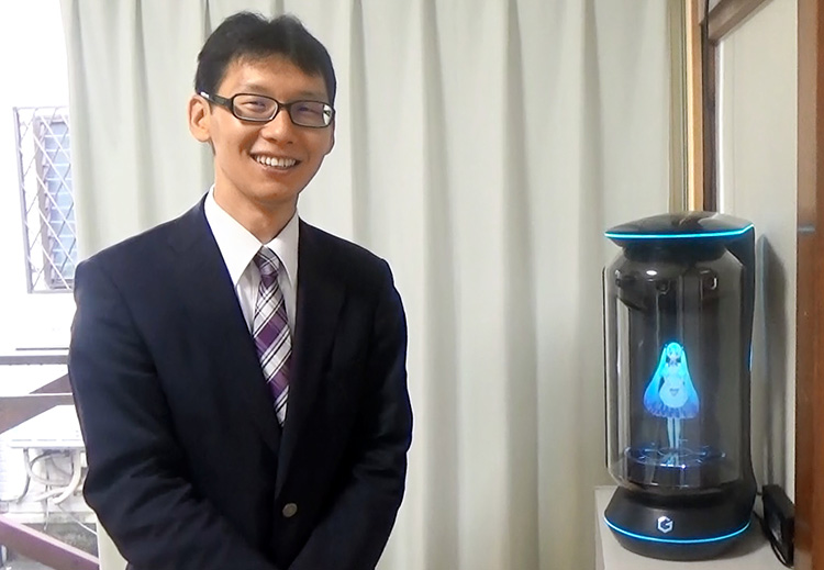 近藤顕彦とGateboxに浮かぶ初音ミクの画像=東京都、中野渉撮影