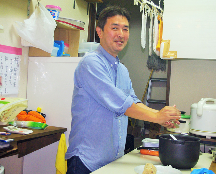 お店の厨房を借りておにぎりをつくるひろゆきさん