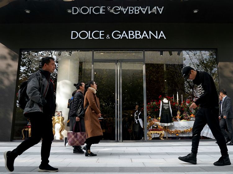 中国・上海の商業施設内にあるドルチェ&ガッバーナの店舗前を歩く人たち=ロイター