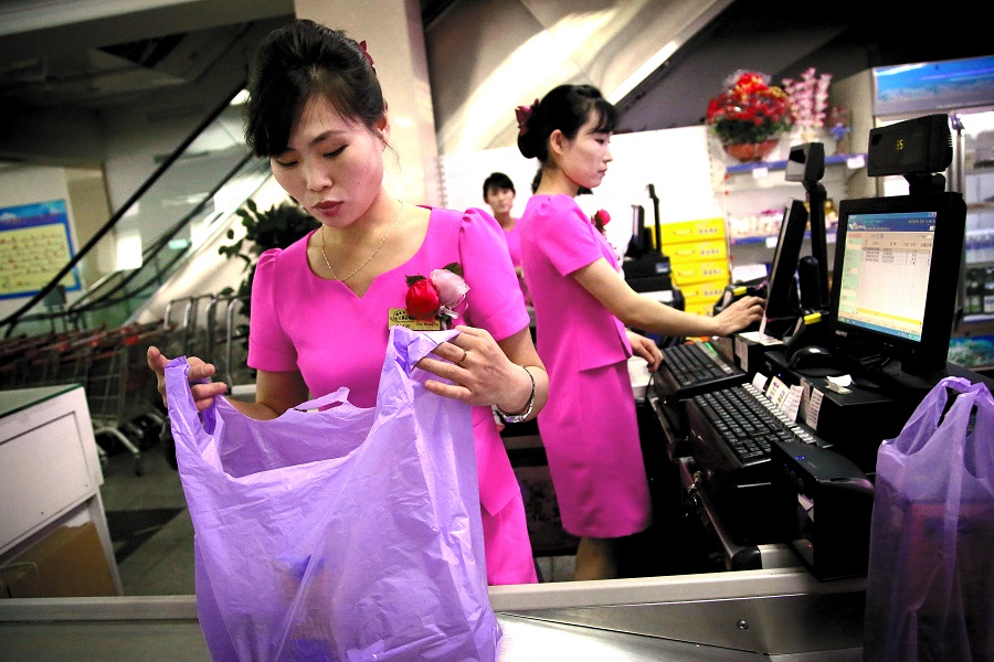 平壌のデパートで働く女性たち。消費文化が根づき始めている。photo:AP/Wong Maye-E