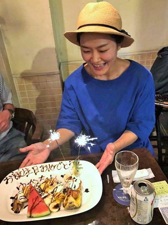 誰でも居酒屋で誕生祝いのサプライズ=水野隆史さん提供