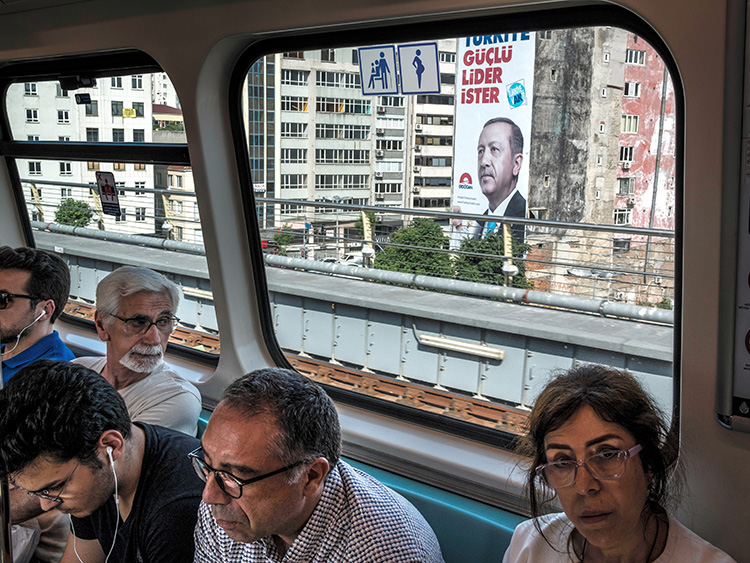 トルコの最大都市イスタンブールで、通勤電車から大統領エルドアンの大きな選挙ポスターが見えた=2018年6月、Sergey Ponomarev/©2019 The New York Times