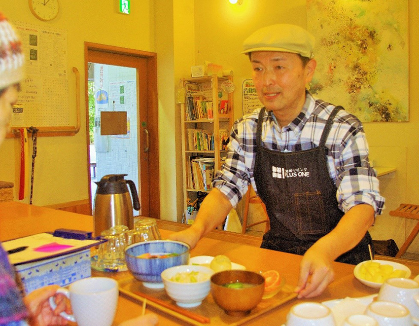 地域リビングプラスワンで、腕をふるった定食を渡すひろゆきさん