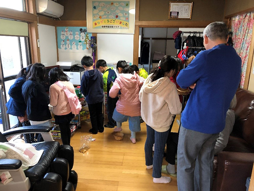 入りきれない子どもたちは外まで並ぶ……