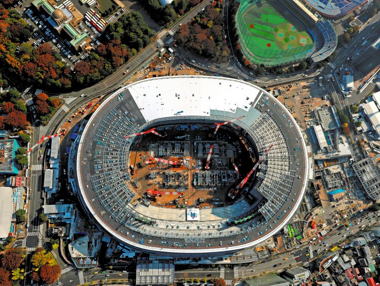 上空600mから見た新国立競技場。すでに輪郭は完成し、骨組みを含め、屋根も4分の3ほどが観客席を覆っていた=2018年11月28日、朝日新聞社ヘリから、嶋田達也撮影
