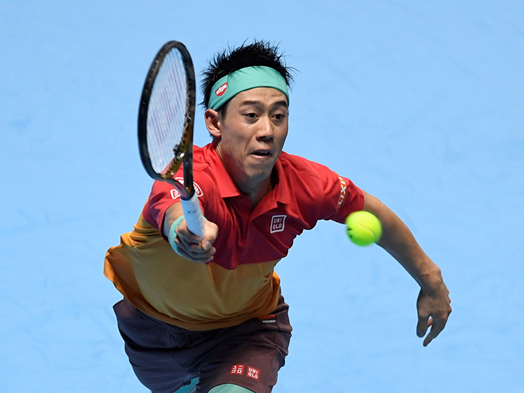 ATPツアー・ファイナルでロジャー・フェデラーと対戦する錦織圭=ロイター