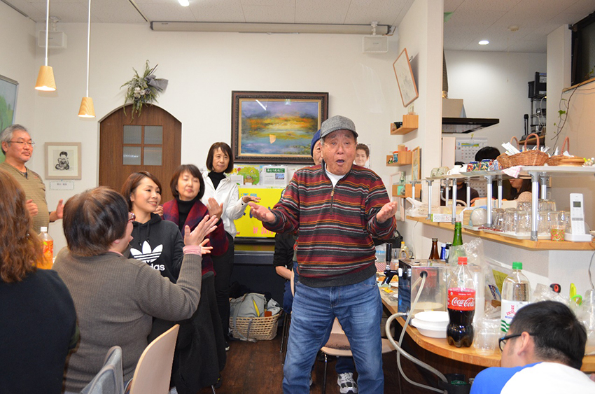 最後は恒例の一本締め。音頭をとるのは、やはり店長・みねおさん=清川卓史撮影