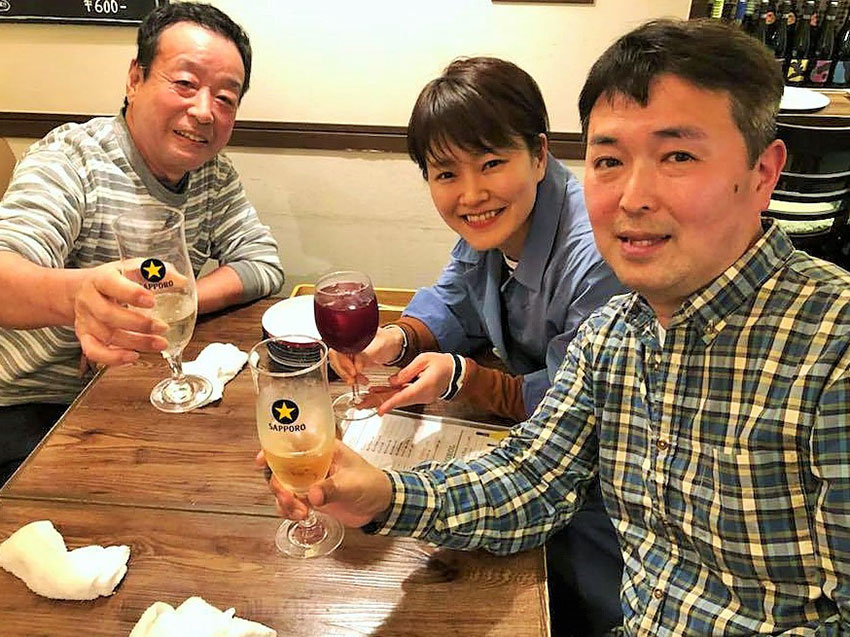 気心の知れた飲み仲と間と乾杯するひろゆきさん(写真右)=水野隆史さん提供