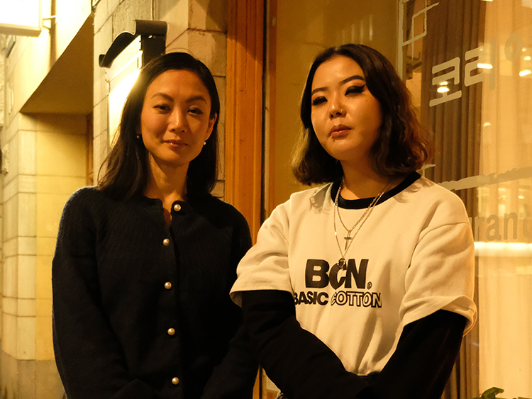 子どもの頃に韓国からスウェーデンに養子として引き取られたアン・イエクロブ(左)とクララ・ノールバリ
