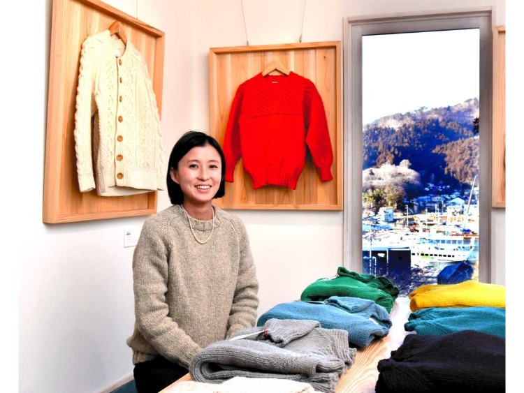 店舗の窓からは復興が進む気仙沼の港が見下ろせる。そんなところにも御手洗の思いがこもっている=宮城県気仙沼市 photo : Semba Satoru