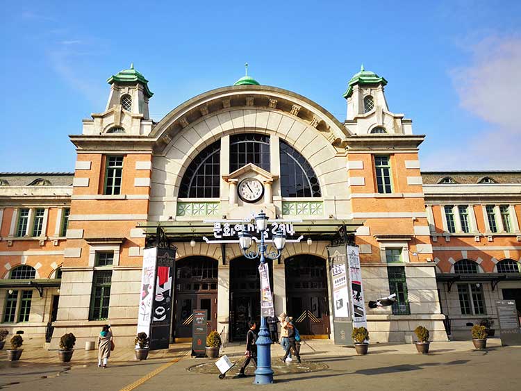 ソウル駅旧駅舎。日本統治時代の1925年、東京駅を設計した辰野金吾氏に師事した塚本靖氏がてがけた。ガラス張りの駅舎が隣りに新設され、2003年から駅舎の機能は移された=2019年1月22日、ソウル市、吉岡桂子撮影