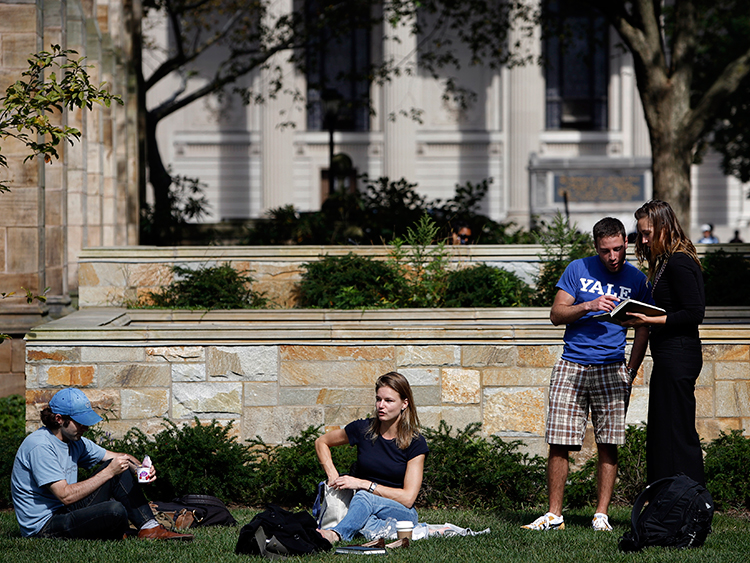 イェール大学のキャンパスに集う学生たち=Reuters