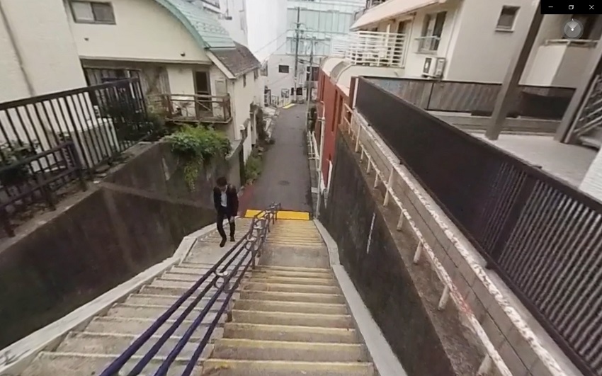 認知症VR動画の、階段を降りる場面。ハコスコをつけた状態で下を向き、足元を確認しても段差がわからず戸惑う
