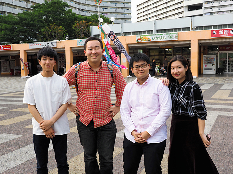 「芝園かけはしプロジェクト」の学生たち。右からシーナ・ウォンさん(ボストン・カレッジ卒)、圓山王国さん(東京大学博士課程)、藤岡慶祐さん(埼玉大学)、小野瀬廉さん(埼玉大学) Photo: Oshima Takashi