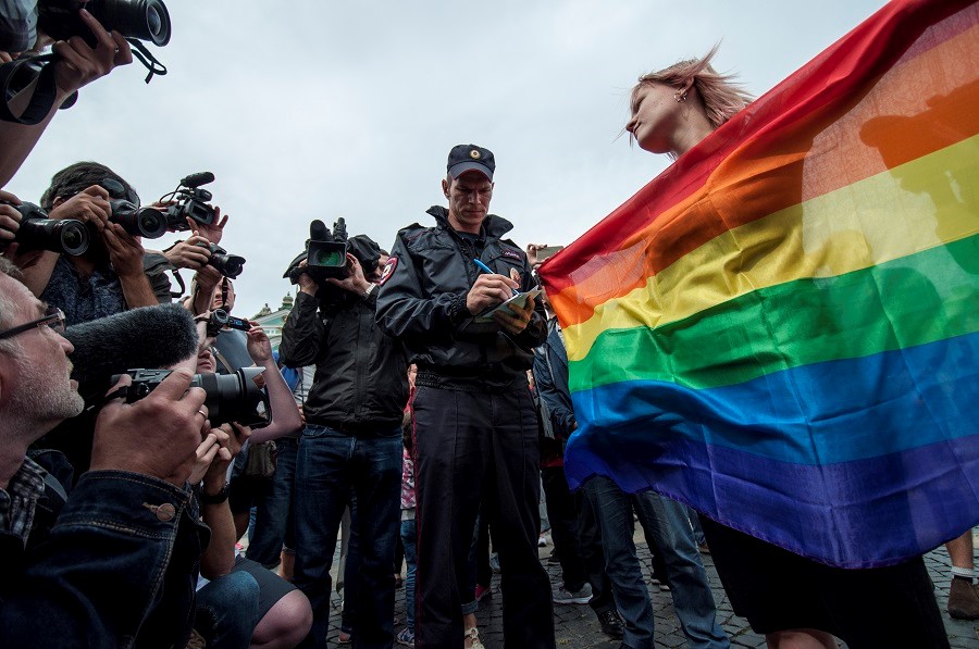 2015年、サンクトペテルブルクでLGBTのデモが禁止されたことに抗議する女性
photo: Aleksei Nazarov