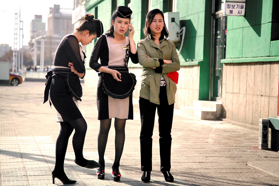 レストランの外で待っている女性定員たち。平壌。photo:AP/Wong Maye-E