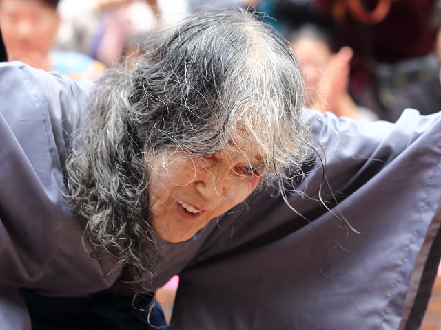 88歳の老人が「老人」を演じる哀しさと凄さ――大道芸人ギリヤークの「動かぬ踊り」
