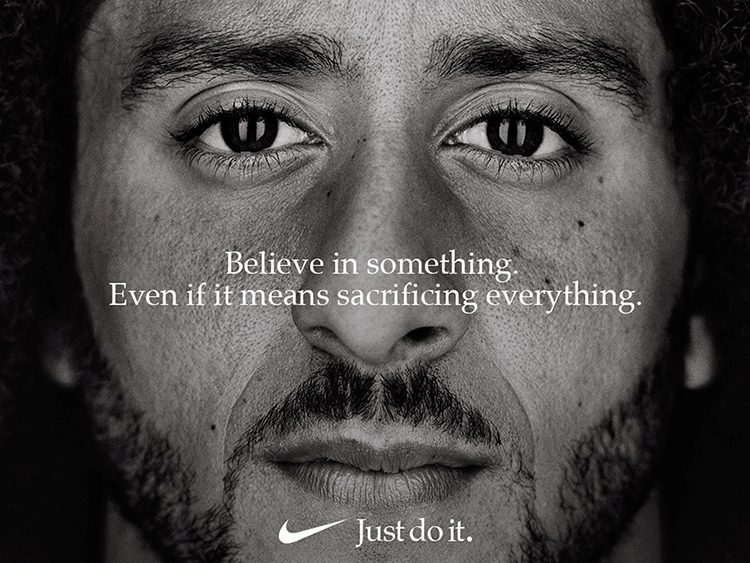 9月5日、米ナイキが、人種差別に抗議したNFLの元選手、コリン・キャパニック氏(写真)を広告キャンペーンの顔に起用したことについて、トランプ米大統領がツイッターで批判した。(2018年 ロイター)