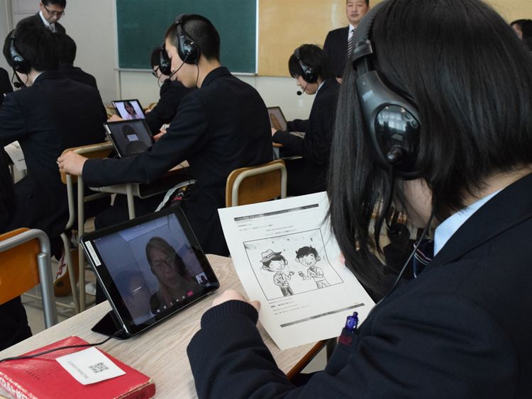 オンライン英会話を取り入れている学校も増えてはいるが…(写真はイメージです)