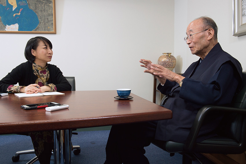 対談する山折哲雄さんと冨岡編集長