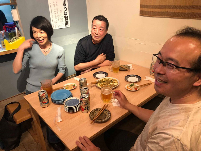 「誰でも居酒屋」の幹事役、水野隆史さん(写真右、水野さん提供)