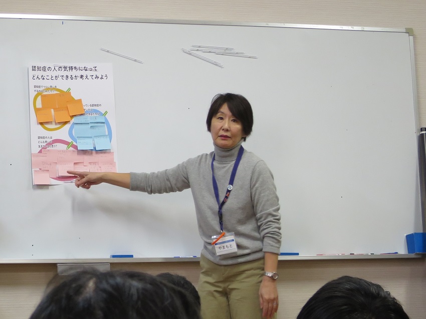 児童の感想にコメントする山本さん