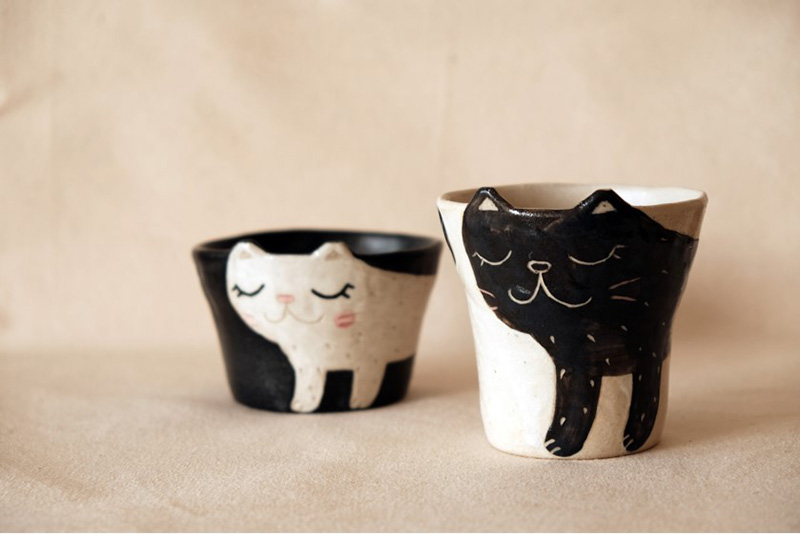 ねこ耳がカップから飛び出しているのがかわいい「カザハナ窯」のフリーカップ