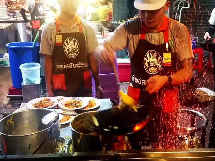 一皿約180円で売られていたタイの焼きビーフン「パッタイ」。屋台を利用すれば生活費も抑えられそうだ