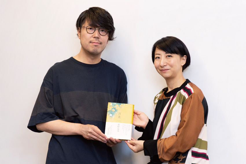 川村元気さん(左)と冨岡編集長