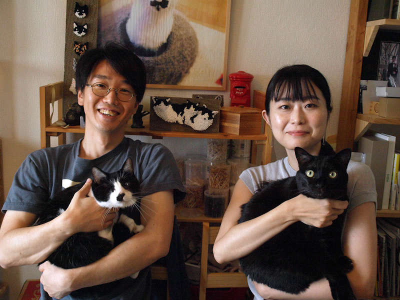 白井翔平さん、犬丸宣子さんご夫婦と、愛猫の猫助(左)、猫丸(右)