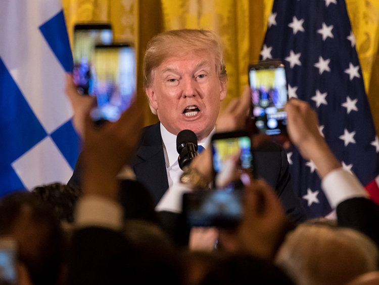 ギリシャ独立記念日を祝し行われた式典で演説するトランプ大統領。招待客の多くがトランプ大統領の写真やビデオを撮影しようと携帯をかざした。