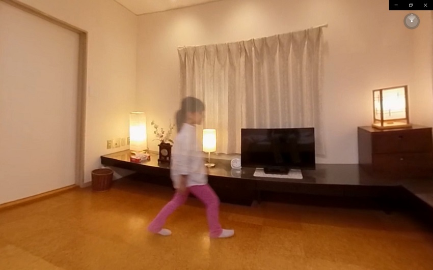 認知症VRでは、幻視の体験もできる。中央の少女が「幻視」で見えているという設定。
