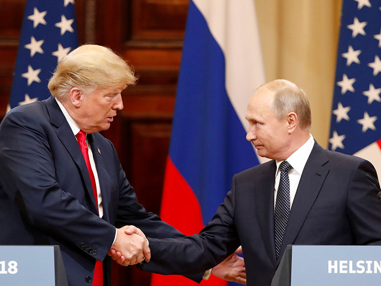 ヘルシンキで開かれた会談後の記者会見で握手するトランプ米大統領とロシアのプーチン大統領=7月16日、ロイター