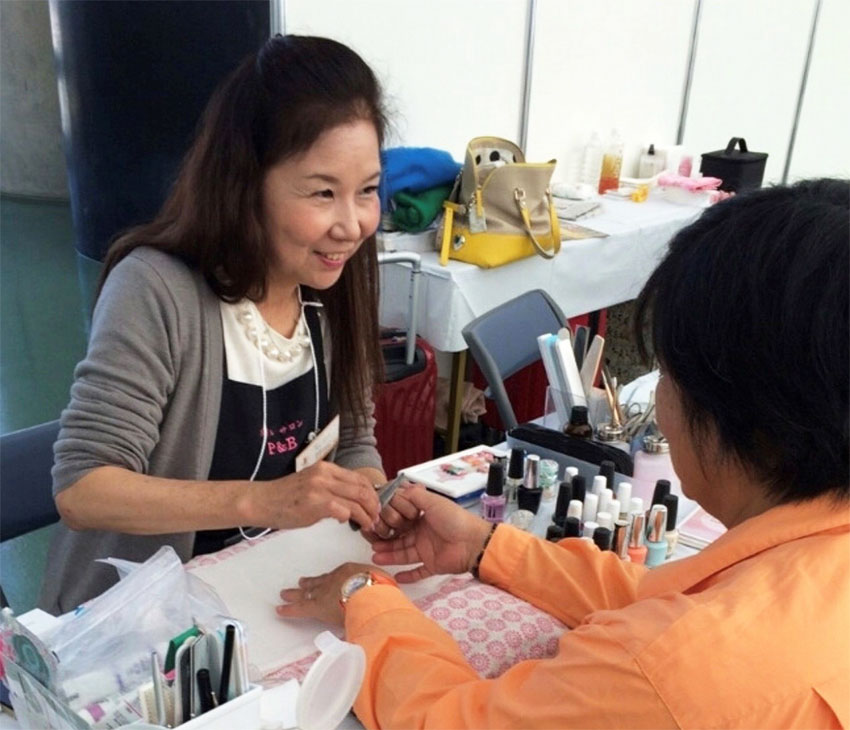 施設で施術する荒木さん
