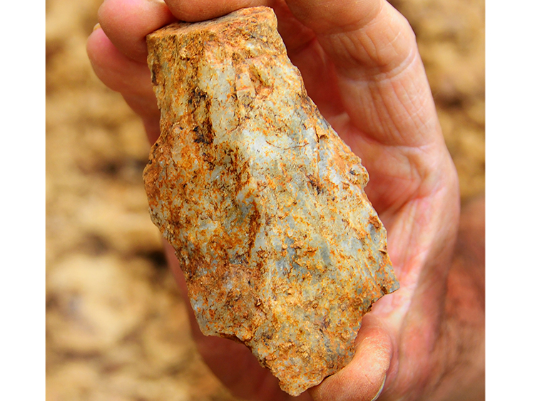 210万年前の石器と見られる人造物の一つ=朱照宇提供、Zhaoyu Zhu via The New York Times/©2018 The New York Times。アフリカ以外で見つかった最古の石器とされる