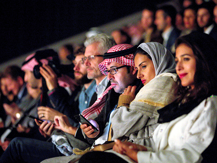 サウジアラビアのアルウラで開催された音楽フェスティバルに集まった人たち=Tasneem Alsultan/©2019 The New York Times
